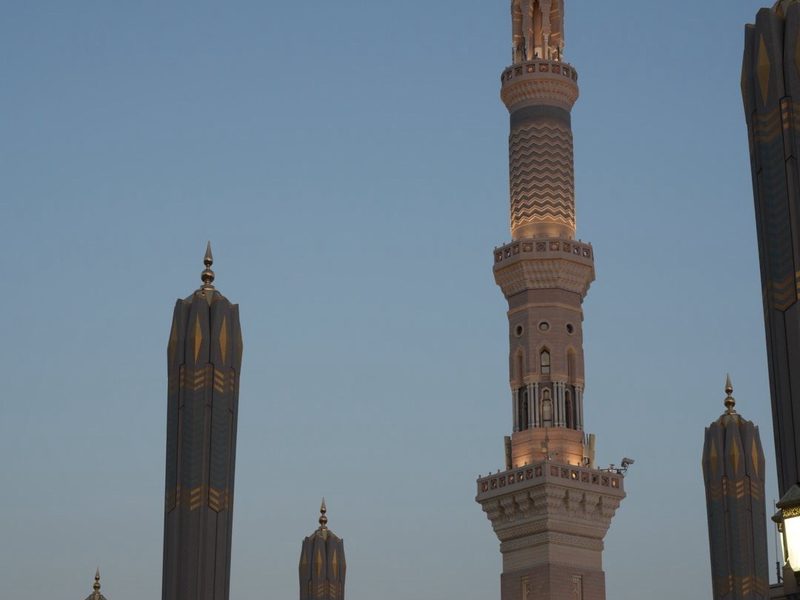 Students and sacred sites during the Summer Arabic Intensive in Madinah (madinah-2026-photo-04.jpg)