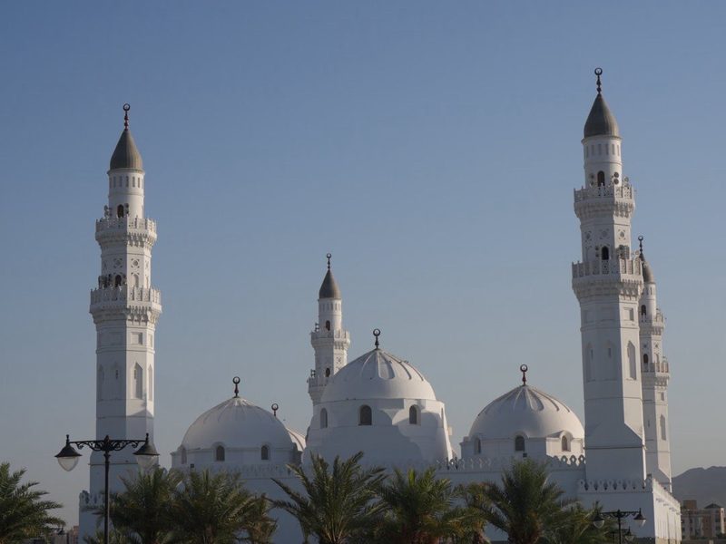 Students and sacred sites during the Summer Arabic Intensive in Madinah (madinah-2026-photo-08.jpg)