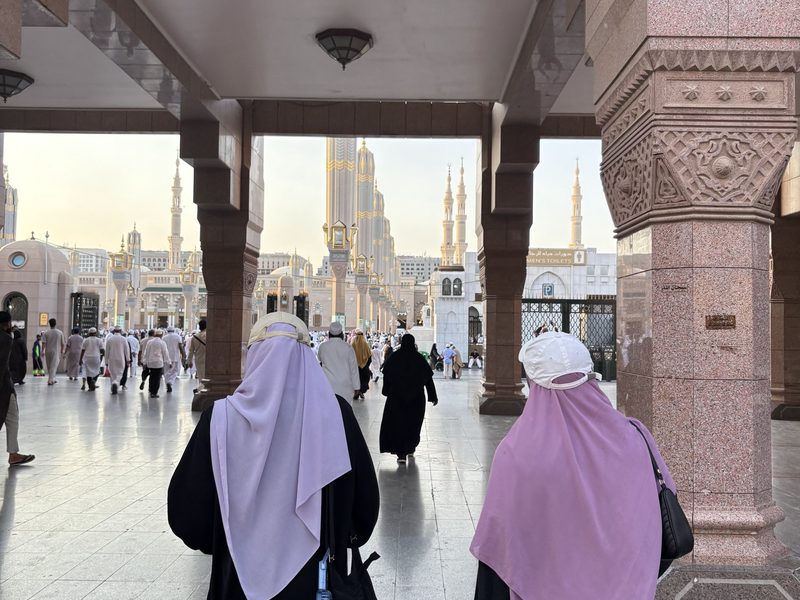 Students and sacred sites during the Summer Arabic Intensive in Madinah (madinah-2026-photo-13.jpg)