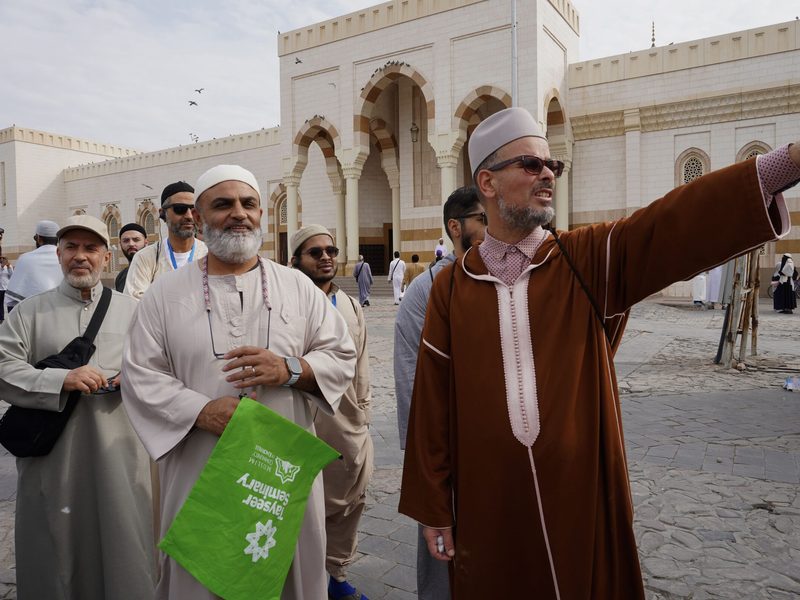 Tayseer guide addressing the Umrah group